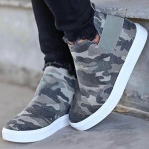 Soda brand Sz 5.5 Camo wedge sneaker